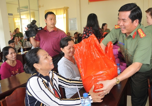 Công an TP Cần Thơ trao nhà nhân ái và tặng quà tết cho người nghèo