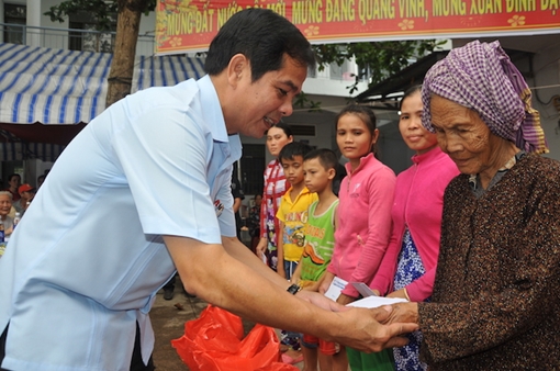 Mang xuân yêu thương, rộn ràng đến với người nghèo ven biển Kiên Giang
