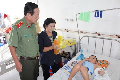 Tặng quà tết tại Bệnh viện Nhi đồng Cần Thơ