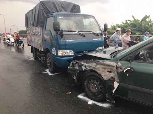 Tai nạn liên hoàn, xe ôtô đối đầu với xe tải trên cầu Hưng Lợi