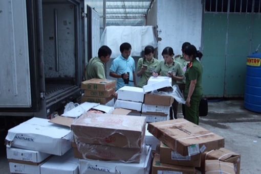 Tịch thu, tiêu huỷ 4 tấn thực phẩm không rõ nguồn gốc
