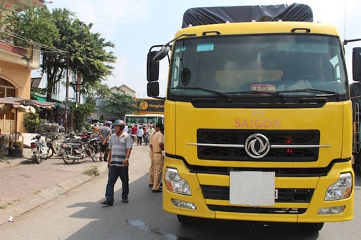 Cha chết con nguy kịch, sau cú va chạm với xe tải