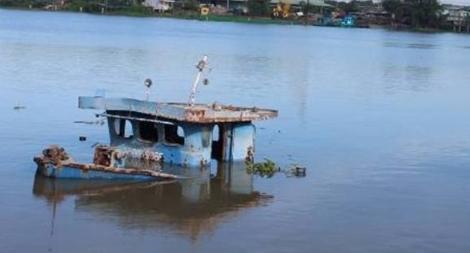 Sà lan 1.000 tấn bị chìm trên sông