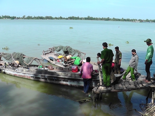 2 ghe gỗ dùng xung điện tận diệt thuỷ sản