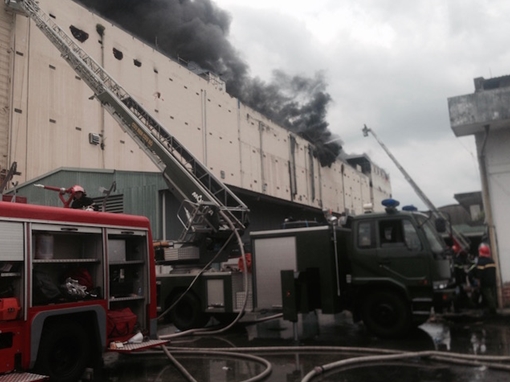 300 cảnh sát PCCC nỗ lực dập lửa tại Cty Kwong Lung – Meko 