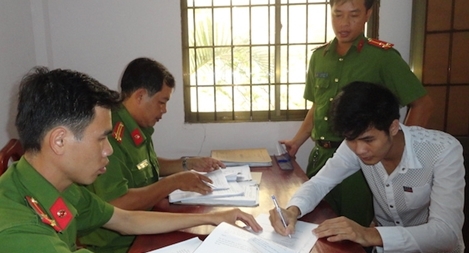 Bé gái bị bạn trai quen qua mạng chuốc say rồi xâm hại