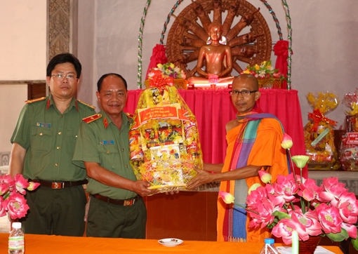 Công an Vĩnh Long, Cần Thơ chúc tết Chôl Chnăm Thmây