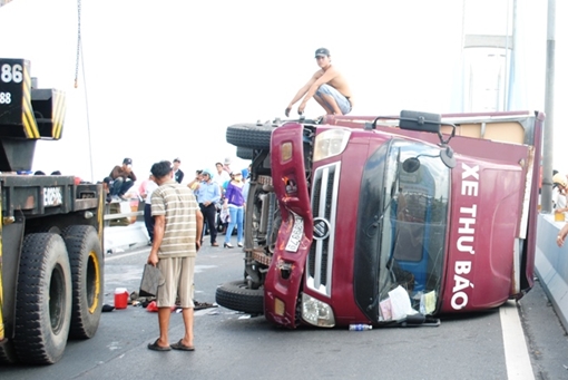 Xe thư báo lật ngang trên cầu Mỹ Thuận, kẹt xe kéo dài gần 5km