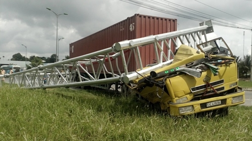 Xe container tông gãy cổng chào trên tuyến quốc lộ 1A