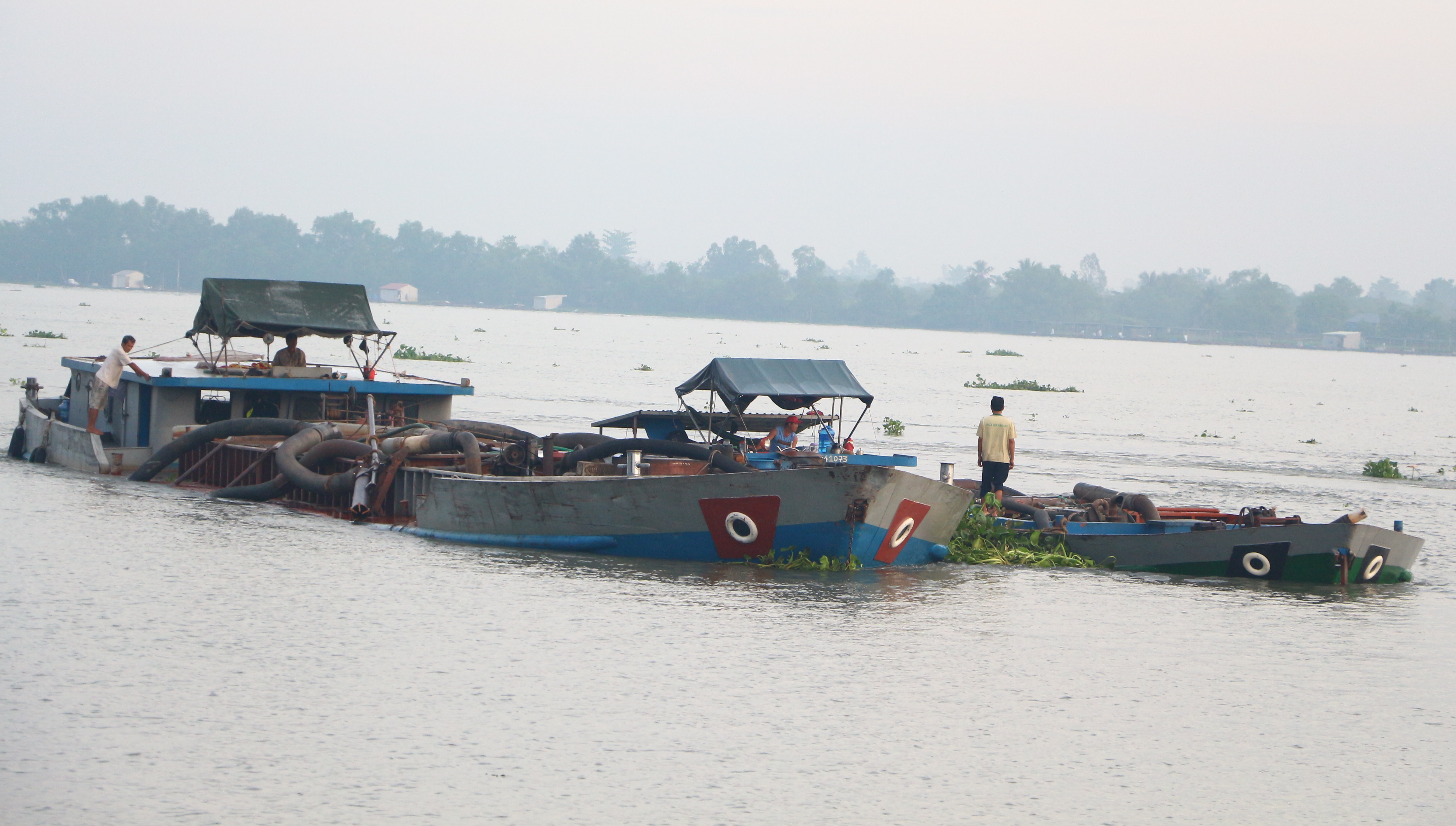  Hai người dân bị đánh vì ngăn cản hoạt động khai thác cát