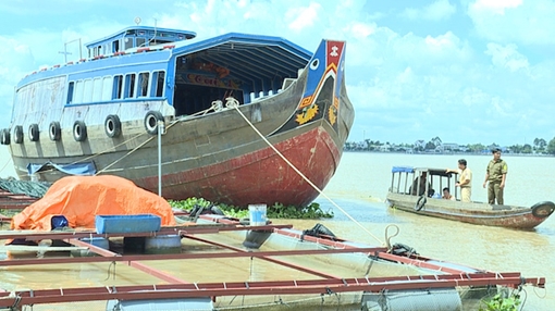 Tài công ngủ gật, tông sập 4 bè cá