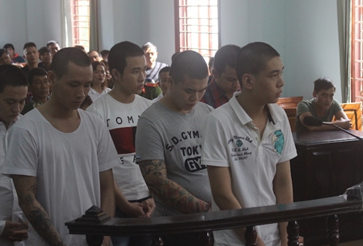 Hoãn xử vụ nhân viên vũ trường giết người vì 5 nghìn đồng gửi xe