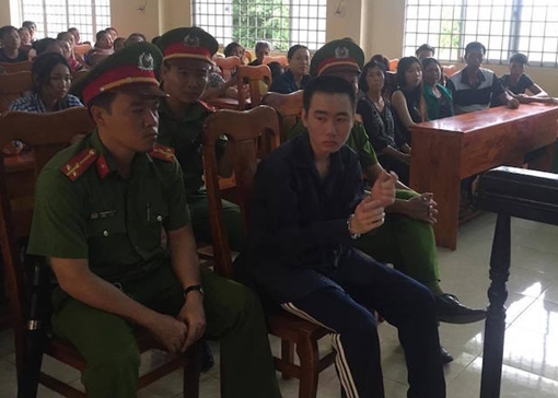 Xét xử nam sinh lớp 12 giết hiếp bé gái hàng xóm