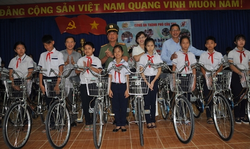 Công an TP Cần Thơ tặng xe đạp cho học sinh nghèo vượt khó