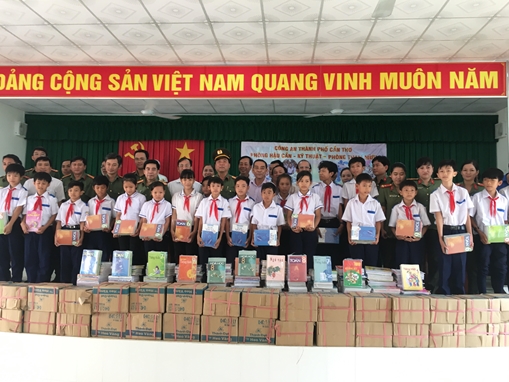 Công an TP Cần Thơ tặng xe đạp cho học sinh nghèo Phong Điền