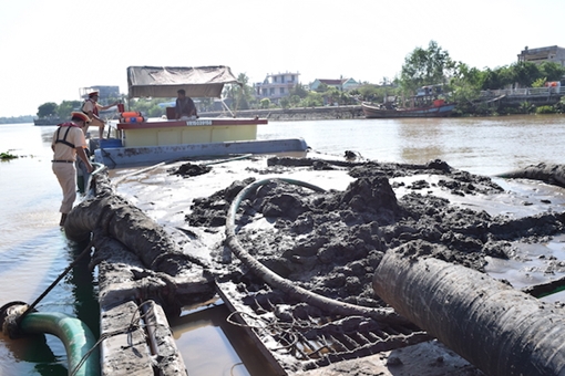 Xử phạt sà lan 210 tấn chở quá tải