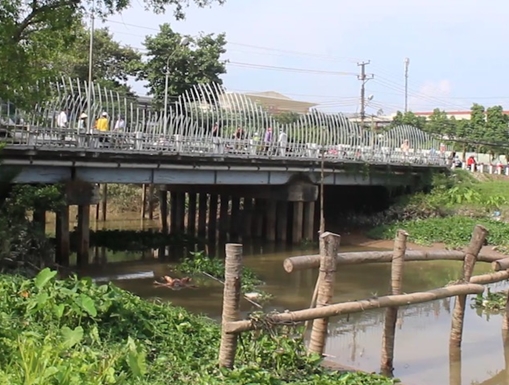 Truy tìm thân nhân người phụ nữ chết trôi trên sông