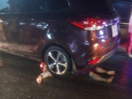 Người phụ nữ bị xe ôtô kéo dưới gầm hàng trăm mét