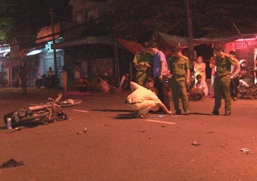 2 xe máy đối đầu tông văng xa hàng chục mét, 2 thanh niên tử vong