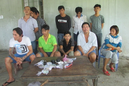 11 đối tượng say sưa lắc tài xỉu ăn tiền bị "tóm"