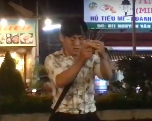 (HY HỮU) Nuốt kiếm diễn xiếc ảo thuật bị đâm thủng thực quản