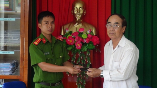 Nhặt được ví tiền trả cho người đánh rơi