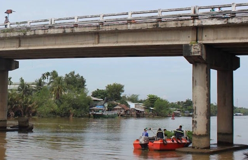 Sà lan 300 tấn bị chìm, cặp vợ chồng trôi dưới sông mất tích