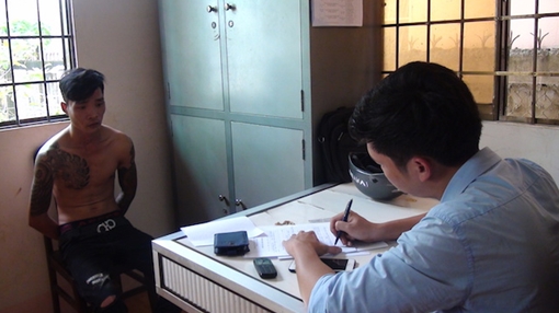 Tên cướp bị bắt nóng sau khi giật dây chuyền