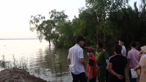 Rủ nhau tắm sông sau giờ học, bé trai 9 tuổi bị nước cuốn trôi