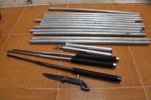 Phát hiện trong nhà nhóm người cho vay nặng lãi nhiều hung khí