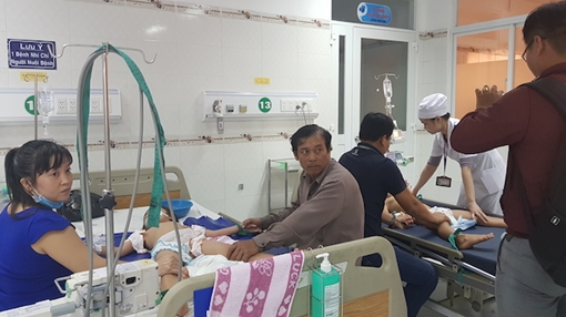 Cha cho 3 con uống sữa nghi có thuốc trừ sâu