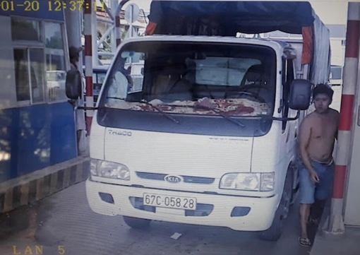 Tài xế bị điều tra vì giật điện thoại của nhân viên Trạm thu phí T2 Cần Thơ