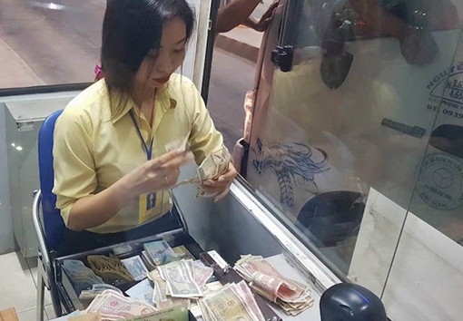 Nhiều tài xế sử dụng tiền lẻ thấm nước mua vé qua Trạm BOT Cần Thơ – Phụng Hiệp