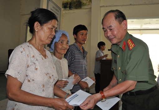 Trao tận tay những phần quà Tết đến người dân Tiền Giang