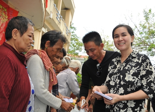Mang thêm yêu thương đến với người nghèo Hà Tiên