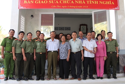Công an TP Cần Thơ trao nhà nghĩa tình đồng đội