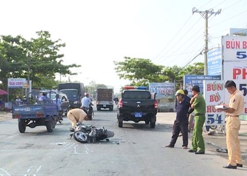 Vượt tránh sai quy định, đôi nam nữ bị ôtô tông