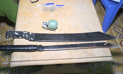 Bắt quả tang 4 nam thanh niên và một phụ nữ “đập đá” cùng mã tấu và lựu đạn