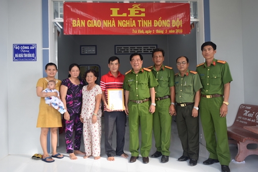 Công an Trà Vinh trao nhà nghĩa tình đồng đội