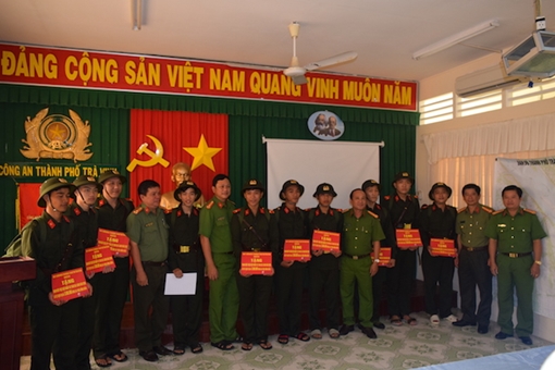 Tặng sổ tiết kiệm cho công dân trúng tuyển nghĩa vụ Công an