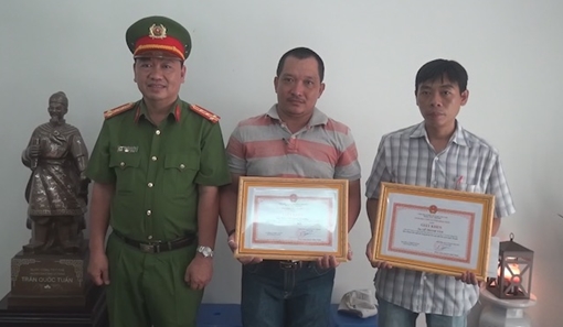 Khen thưởng các cá nhân phá vụ trộm gần 17 tấn cá phi lê