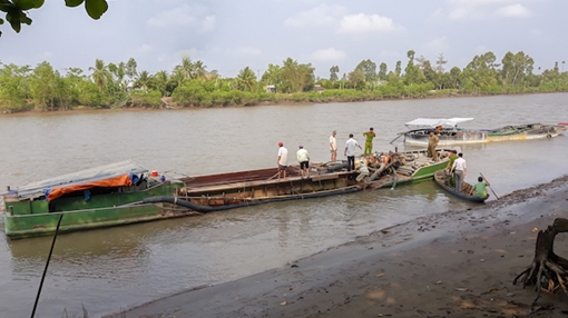 Công an Trà Ôn bắt giữ 2 phương tiện hút cát trộm trên sông Hậu
