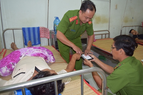 Công an Trà Vinh đến tận giường bệnh cấp CMND cho người nhân