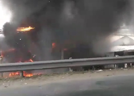 Cháy lớn tại nhà kho của vựa trái cây ở Cái Bè