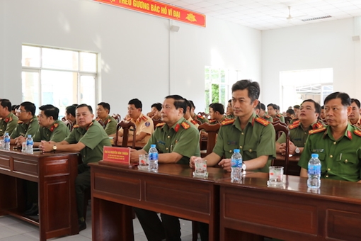 Công an TP Cần Thơ tập huấn điều lệnh, quân sự, võ thuật