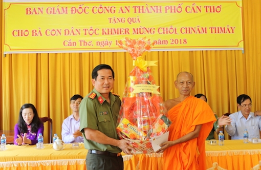 Công an Cần Thơ tặng quà cho người dân Ô Môn, Cờ Đỏ và Thới Lai