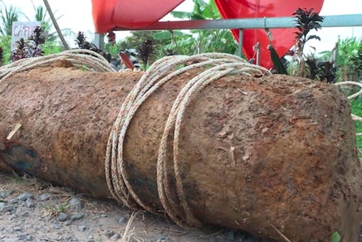 Xử lý quả bom nặng 150 kg trong vườn nhà dân