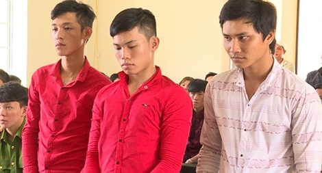 Nhậu say đánh người, đốt xe rồi đánh luôn cả Công an