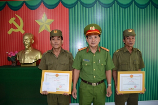 Công an Trà Vinh trao khen cho Công an xã có thành tích phá án