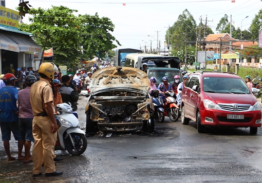 Hai cha con thoát chết khi ôtô tự bốc cháy 